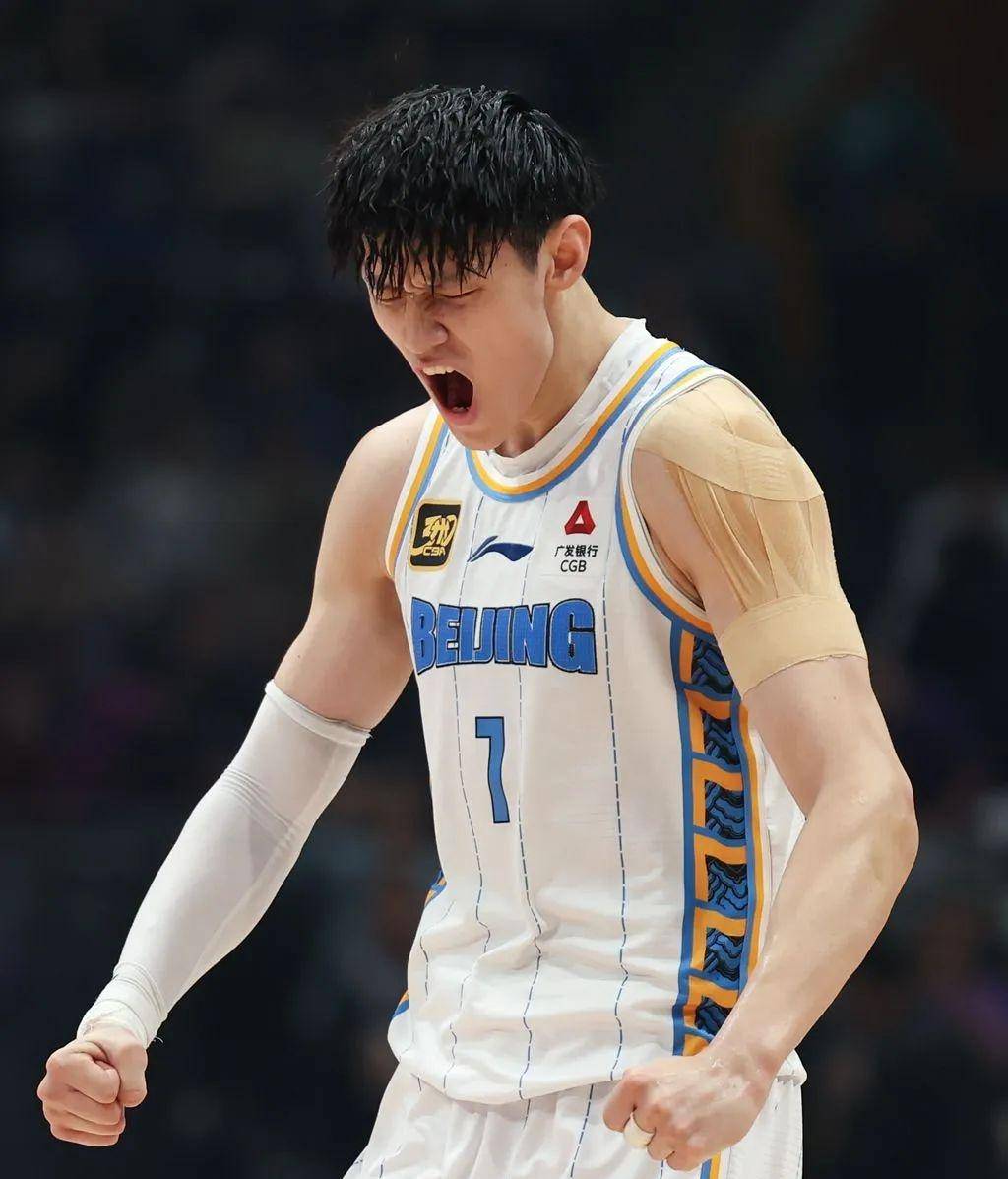 包含北京首钢训练开放日，赛前外线爆发引欢呼，CBA季后赛在即，训练强度明显提升的词条