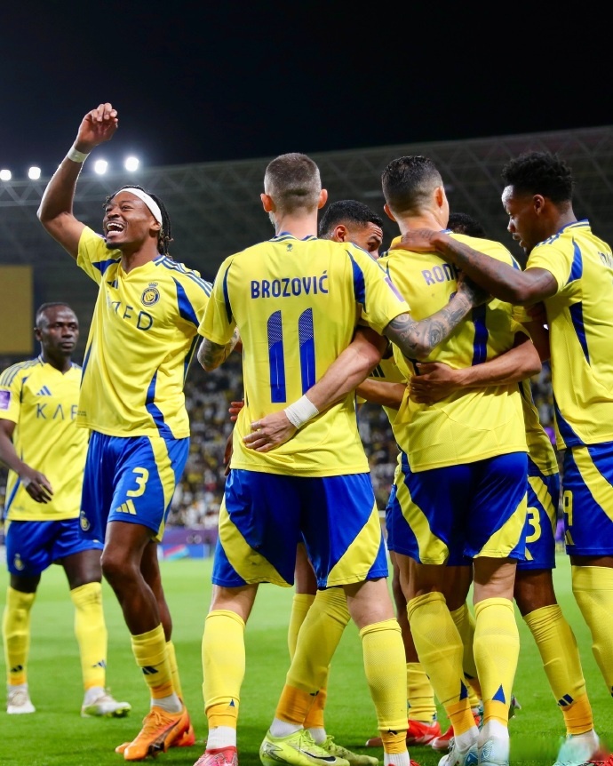  马赛关键时刻远射贴柱，志在西甲名次提升，赛场秩序良好，团队化学反应显著